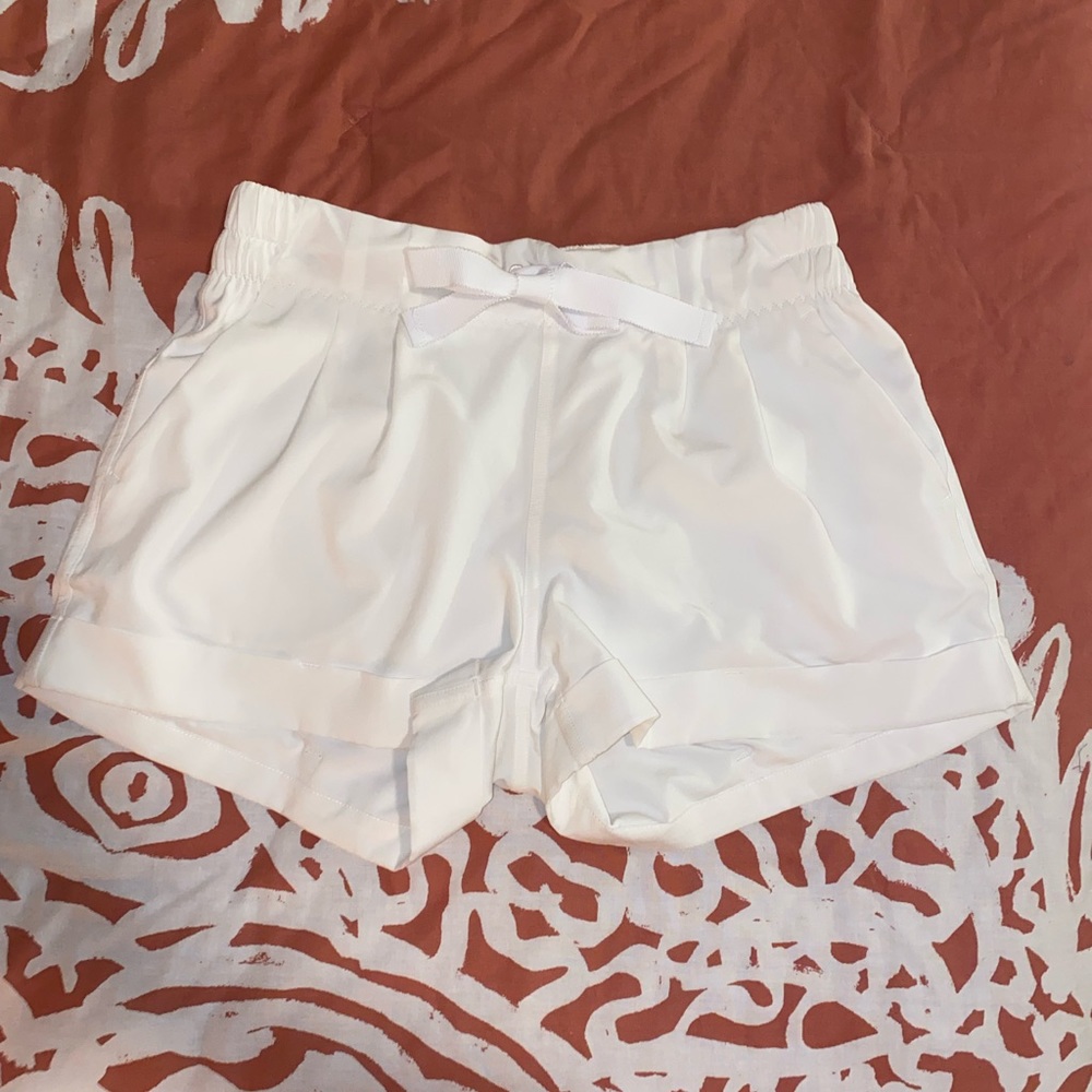 White Lululemon Cuffed Drawstring Shorts with Pockets Size 6